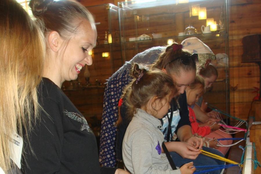 Мастер-класс «Храни меня, мой пояс оберег» в музейной студии