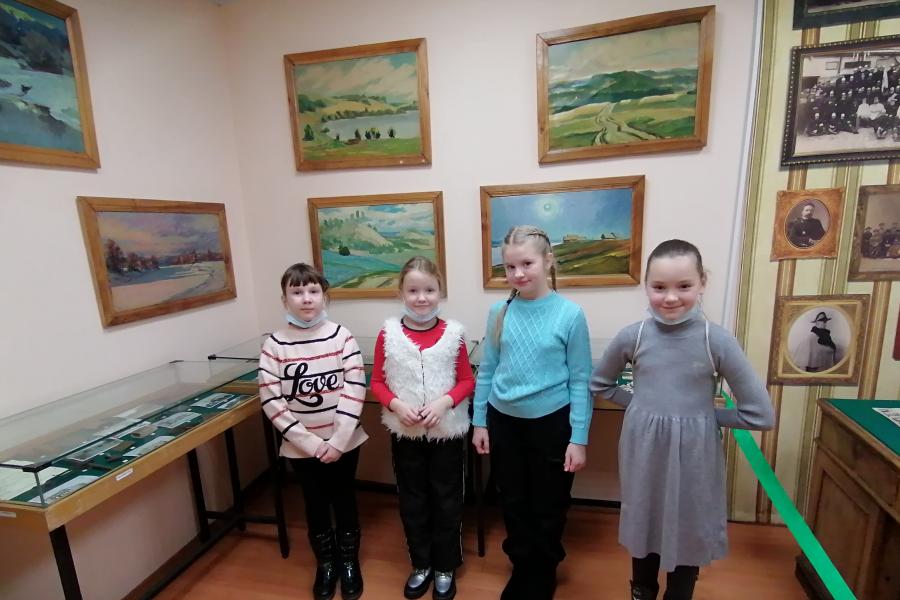 Учащиеся воскресной школы на открытии выставки