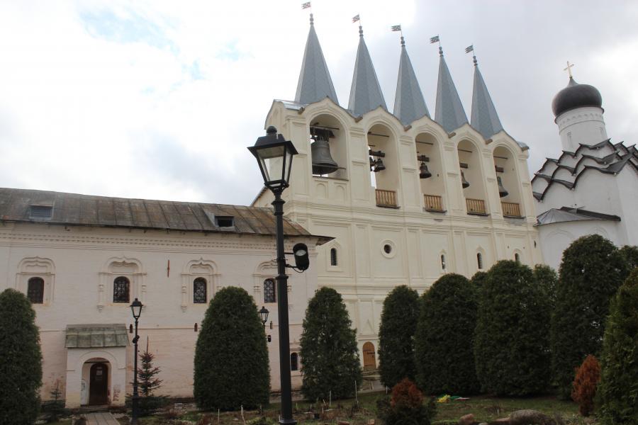 Вход в Казённые кельи, звонница, Покровская церковь