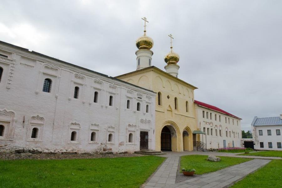 Вход в Архимандричьи кельи, рядом - церковь Вознесения
