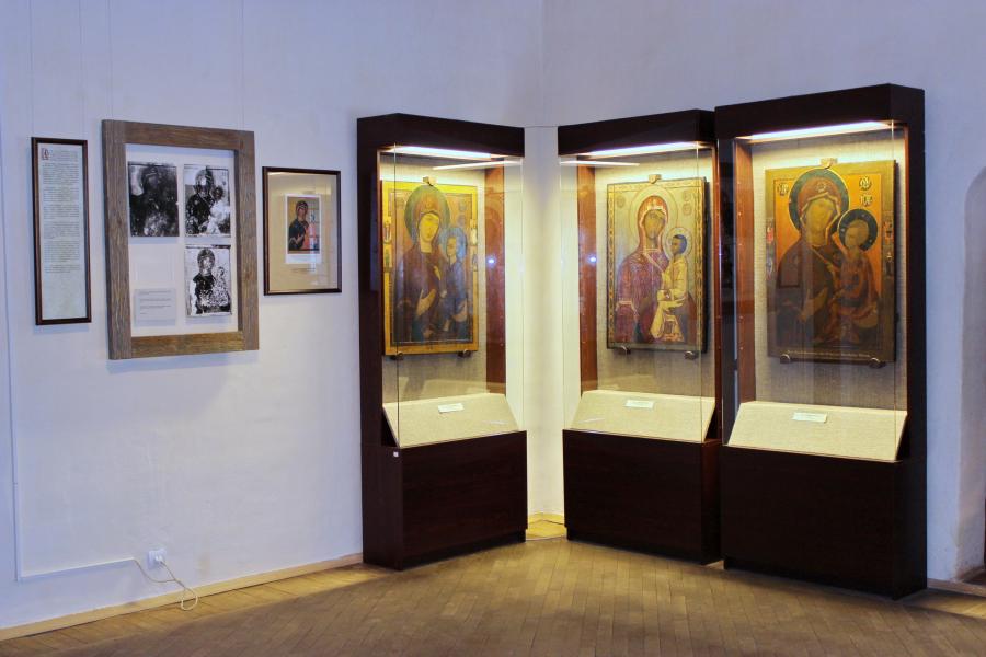 В основной экспозиции - "Дом Пречистые Богородицы на Тихвине"