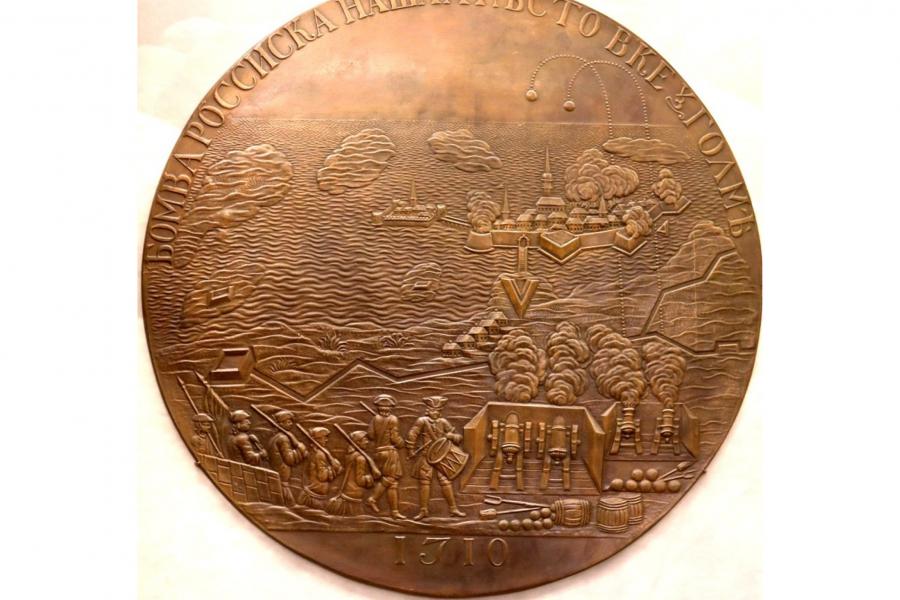 Второй зал музейной экспозиции. Копия медальона, выполненного А.К.Нартовым и И.Г.Шварцем для Триумфального столпа в память Петра I и Северной войны в 1720-е годы.