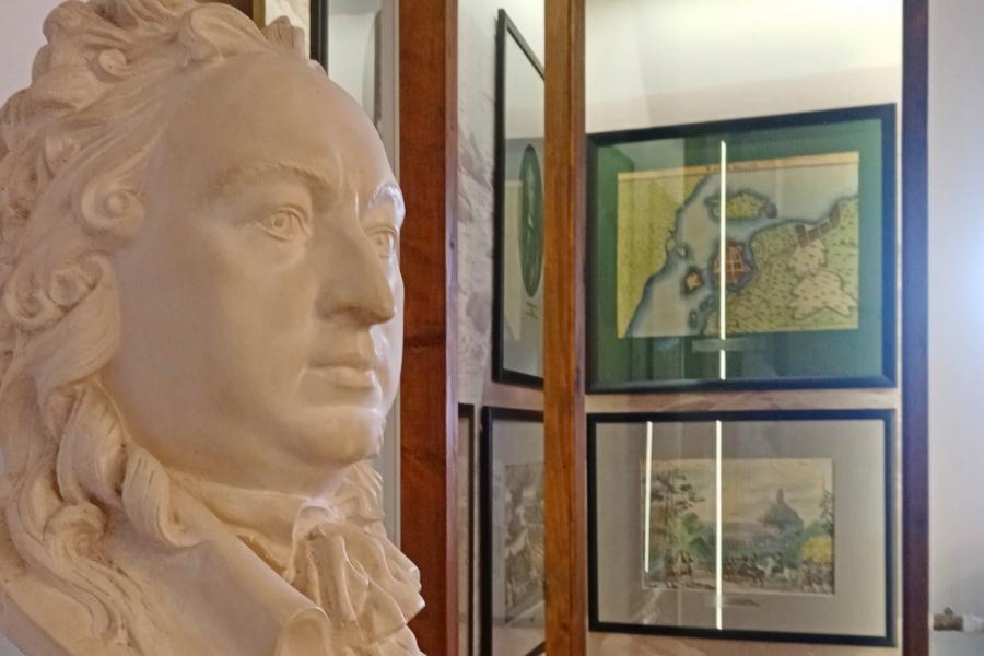 Второй зал музейной экспозиции. Бюст Романа Вилимовича Брюса (1668-1720гг.). Генерал-лейтенант, возглавлявший осаду шведского Кексгольма в 1710 году.