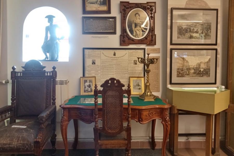 Второй зал музейной экспозиции. Раздел, посвященный истории лейб-гвардии Кексгольмского полка и его воспитаннице, Марии Кексгольмской..