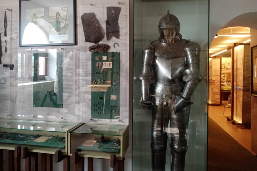 Первый зал музейной экспозиции. Раздел посвящён археологии.