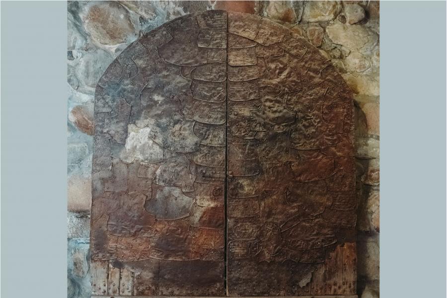 Замковые ворота, обитые шведскими кирасами, 1710 год. 