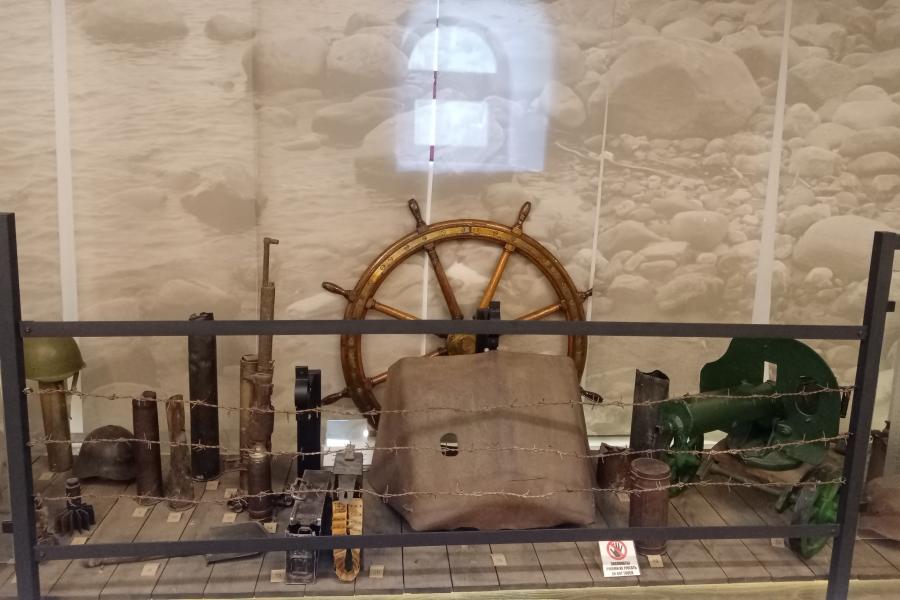 Второй зал музейной экспозиции. Раздел, где представлено оружие времён Второй мировой войны. 