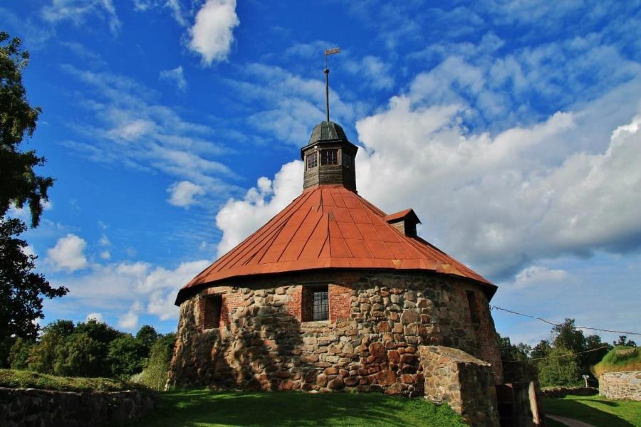 Круглая башня (1582-1585гг.), названная по имени распорядителя строительных работ - башней Ларса Торстенсона (Торстенссона). 