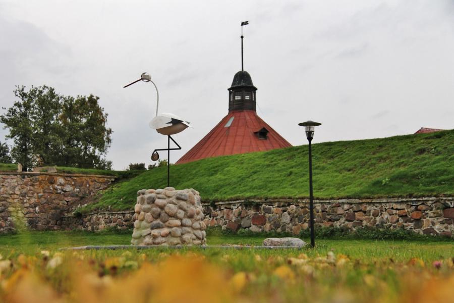 Крепостной парк на берегу реки  Вуоксы, у стен крепости стоит Сторожевой журавль - официальный символ герба г. Приозерск.